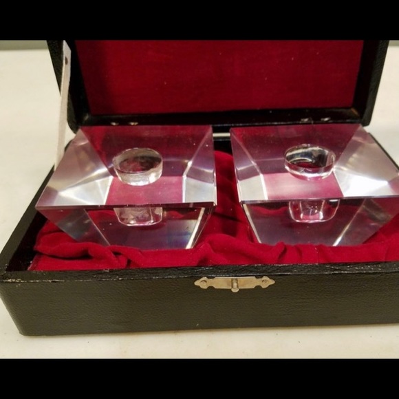 Pair of vintage pyramidal crystal glass candlesticks in a velvet lined case. - Picture 2 of 8